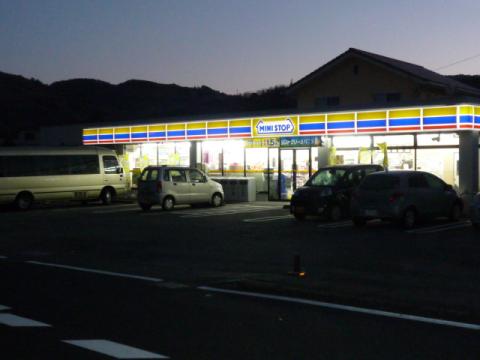 主催者が認めた私設有料エイドステーションだ。
公認ステーションに遠慮して 名前も「ちょっとだけとまって~」と遠慮がちなのが設置者の人格のよさを物語っている。