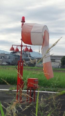 風向と風力を見る原始的な吹流し。。。
滑走路の端にあり パイロットも目視で風の状態確認できます。
こんな近くで見れるのはちっちゃい空港ならではですね