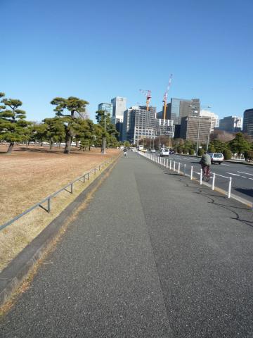 皇居外周　ビデオ撮影の付近でしょう　皆さんの足跡がまだ・・・
