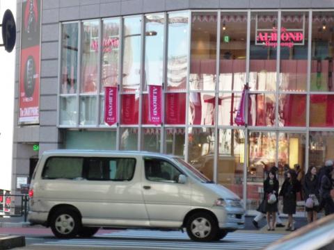 六本木交差点のアマンド　建替の為約２年ぶりに戻ってきました・・・でもあの白とピンクのテントないので　なんだか　　変・・・・