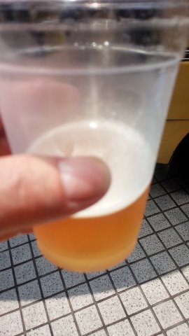 飲みさしでゴメンナサイ。。。 走り始めてなんも飲んでなかったので 少し飲んで写真とってと思ったんやけど気が付けば0.5秒でのみホシそうにぃ~あわてて口からもぎ取って撮影~ グヒヒ~~