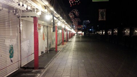 深夜の浅草なかみせ~ こんなかんじぃ~~ 遠くに見える(わかる?) はよっぱでお参りにきた 若者れんちゅう~~ ぎゃぁぎゃぁ 騒いでやしたぁ~