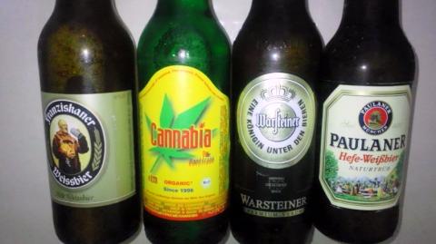 ナショナルマーケットでゲットしたびーる　いろんな国のビールがあって　毎回国バージョンで３～５本買います　　　　ビール見てると　ふと　ローさんの顔　浮かんだので！？じゃあまにぃ～バージョンにしました＾＾ｖ　　ローさん　懐かしいブランドありますか？？　　　ちなみに　黄色いラベルは大麻から作ったビールらしいです。。