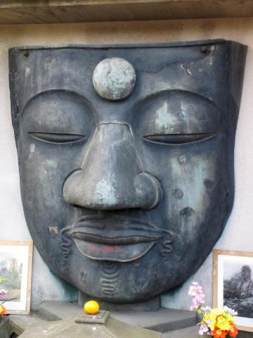 かの昔 上野に大仏さんあったの知ってますぅ~ これが残骸の顔~
