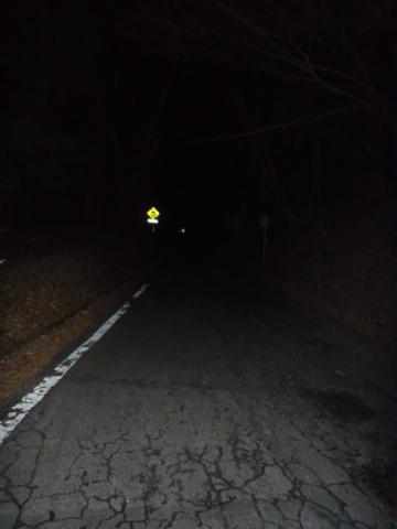 これが冷川峠の最高点だ!道の両側はへなちょこ石垣で覆われている。