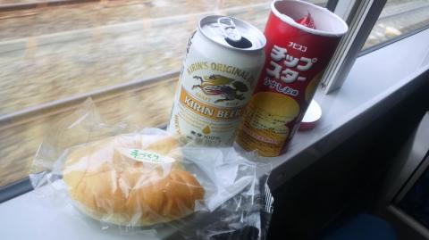 帰りはお決まりの格安グリーン車でしばしのくつろぎ。。。。
駅の売店に売ってた地元のパン屋のクリームパン!
お薦め!クリームがこれでもかっ!ってくらいつまってました!