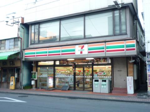 本大会の目玉!有料メインエイドステーションだ! 中にはデパートなみの物品が用意されている。