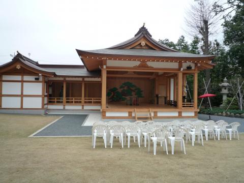 さんさんくど とか なんやかんやした能楽堂 親族は手前の白いやすっぽい!?椅子に座るのです 屋外なので 一般の人も見てるし 寒いし
大変どしたぁ~