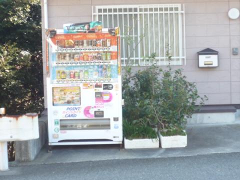 ゴール地点の自動エイドステーションだ
所定の金額を投入後 希望のドリンクのボタンを押すと下に落ちてくるようだ。
主催者側の人権費節約の気迫がうかがえる。
