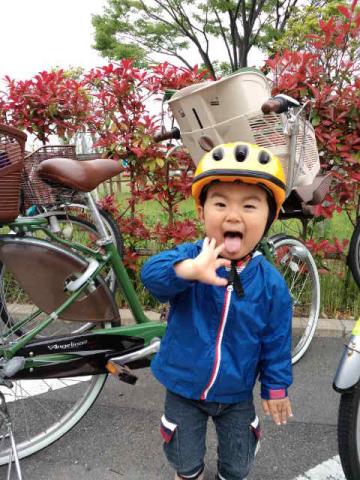 長男、太郎(2歳9ヶ月)です。
「いいお顔して~」と言ったらこのポーズ・・・。