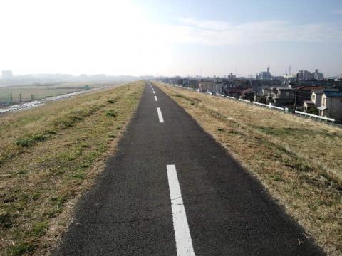果てしなく続く道・・・。家まであと15km