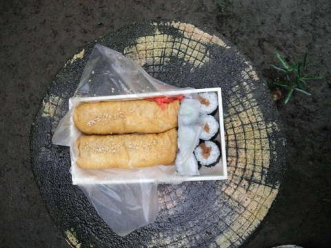 源氏山公園に上って昼食
このおいなりさん、美味しい!