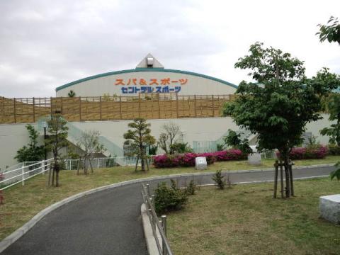 江戸川沿いにあるこの施設。
幼児もプールに入れます(しかも未就学児は無料!)