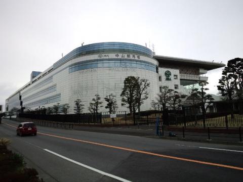 中山競馬場に向う道は坂道でしたが、ここも300mぐらいか?