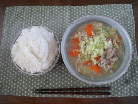 おうちに帰って朝ごはん・・・のつもりが、要領が悪く昼ごはんに(汗)
豚汁がなんか一味足りない。あっ、ダシとってないや。