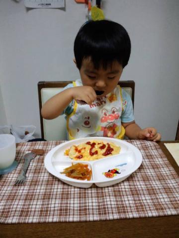 喜んでいた割には半分しか食べず・・・
ケーキの食べすぎだよ(汗)