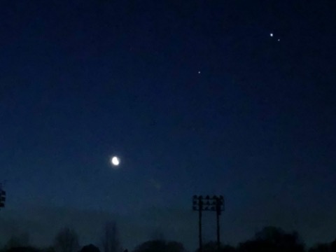 明け方、金星と木星が並んで輝いてる。高校生の頃パックマンというゲームがあったが、三日月(パックマン)が口を開けて金星を食べに行くみたいに見える(笑) 本当は細い三日月なのだけれど、iPhoneで撮ると結構まーるく見える。